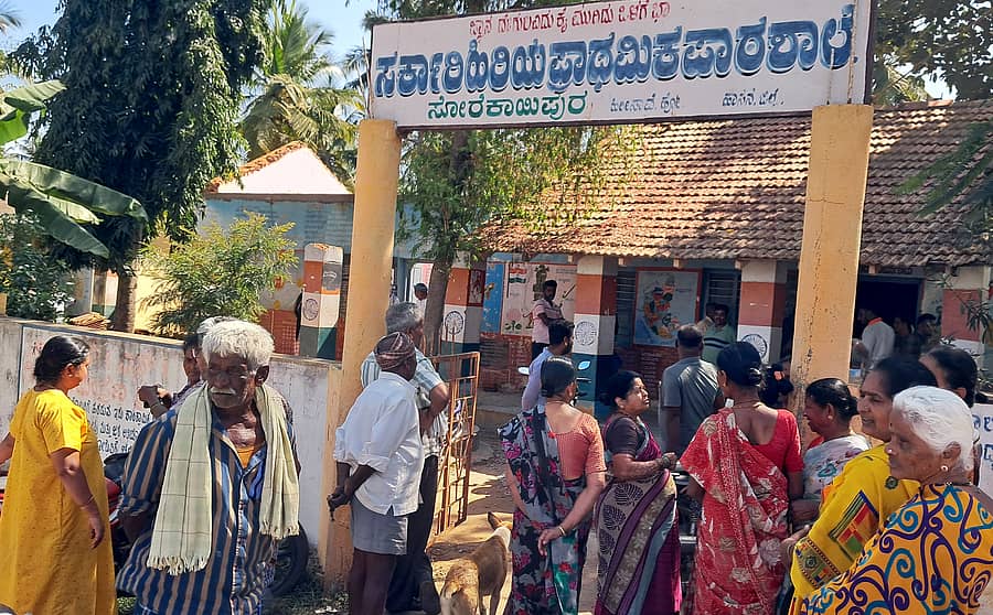 ಪಾನಮತ್ತ ಶಿಕ್ಷಕ ಮತ್ತು ಆತನ ಪತ್ನಿ ವಿದ್ಯಾರ್ಥಿಗಳಿಗೆ ಧಳಿಸಿದಕ್ಕೆ ಹಿರೀಸಾವೆ ಹೋಬಳಿಯ ಸೋರೆಕಾಯಿಪುರ ಶಾಲೆಯ ಎದುರು ಸೋಮವಾರ ಪೋಷಕರು ಮತ್ತು ಗ್ರಾಮಸ್ಥರು ಜಮಾಯಿಸಿದ್ದರು