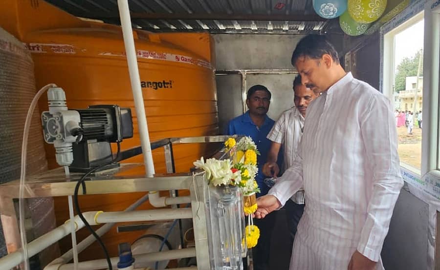 ಸುರಪುರ ತಾಲ್ಲೂಕಿನ ರುಕ್ಮಾಪುರ ಗ್ರಾಮದಲ್ಲಿ ಶುದ್ಧ ಕುಡಿಯುವ ನೀರಿನ ಘಟಕವನ್ನು ಶಾಸಕ ರಾಜಾ ವೇಣುಗೋಪಾಲನಾಯಕ ಉದ್ಘಾಟಿಸಿದರು