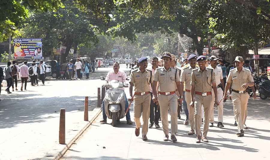 ಧಾರವಾಡದ ಸಪ್ತಾಪುರದ ರಸ್ತೆಯಲ್ಲಿ ಸೋಮವಾರ ಪೊಲೀಸರು ನಿಗಾ ವಹಿಸಿದ್ದರು