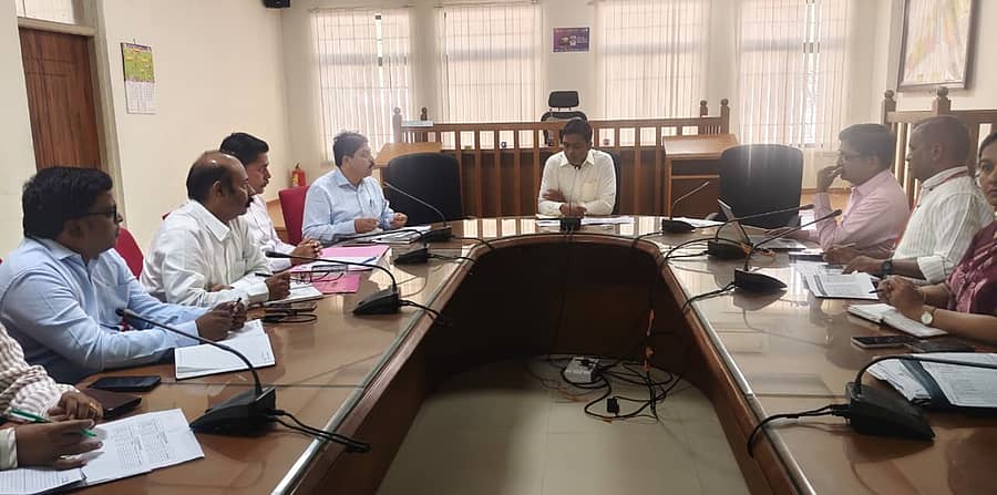 ಯಾದಗಿರಿಯಲ್ಲಿ ಸೋಮವಾರ ನಡೆದ ಸಭೆಯಲ್ಲಿ ಜಿಲ್ಲಾಧಿಕಾರಿ ಹರ್ಷಲ್ ಭೋಯರ್ ಮಾತನಾಡಿದರು. ಡಿಎಚ್ಒ ಡಾ.ಮಹೇಶ ಬಿರಾದಾರ ಸೇರಿ ಇತರರು ಉಪಸ್ಥಿತರಿದ್ದರು