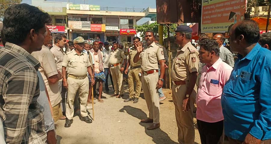 ಬಾಗೇಪಲ್ಲಿ ಪಟ್ಟಣದ ಡಿವಿಜಿ ಮುಖ್ಯರಸ್ತೆಯಲ್ಲಿ ಸಂಚಾರ ನಿಯಮ ಪಾಲನೆಯ ಮಹತ್ವದ ಬಗ್ಗೆ ಸಬ್ ಇನ್ಸ್ಪೆಕ್ಟರ್ ಸುನೀಲ್, ಸಹಾಯಕ ಸಬ್ ಇನ್ಸ್ಪೆಕ್ಟರ್ ಕೆ.ಶ್ರೀನಿವಾಸ್ ವಾಹನ ಸವಾರರಲ್ಲಿ ಜನಜಾಗೃತಿ ಮೂಡಿಸಿದರು