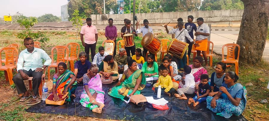 ಗರಿಕೆಮಠ, ಅಚ್ಲಾಡಿಯ ಕೊರಗ ಕುಟುಂಬದವರು ಕೊರಗ ಅಭಿವೃದ್ಧಿ ಸಂಘಗಳ ಒಕ್ಕೂಟ ಸಹಕಾರದಲ್ಲಿ ಬ್ರಹ್ಮಾವರ ತಹಶೀಲ್ದಾರ್ ಕಚೇರಿ ಎದುರು ಸೋಮವಾರ ಪ್ರತಿಭಟನೆ ನಡೆಸಿದರು
