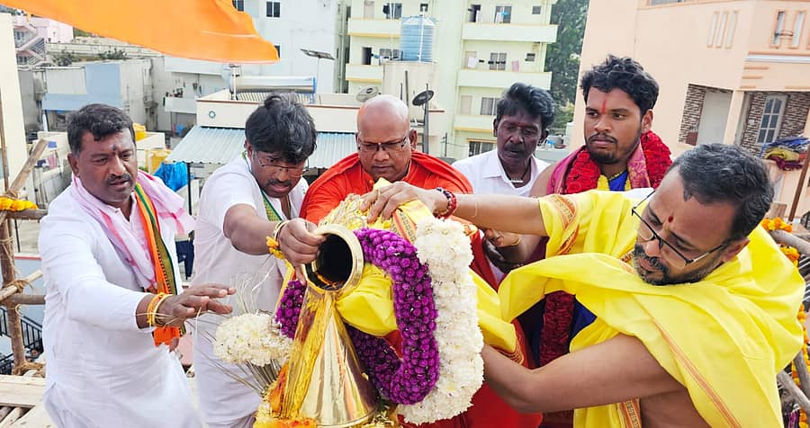 ಬಸವಮೂರ್ತಿ ಮಾದರ ಚೆನ್ನಯ್ಯ ಸ್ವಾಮೀಜಿ ಅವರು ದೇವಸ್ಥಾನದ ಬಿಂಬ ಪ್ರತಿಷ್ಠಾಪಿಸಿದರು. ಎಚ್.ಎಸ್.ಪಿಳ್ಳಪ್ಪ, ಎಚ್.ವಿ.ಮಂಜುನಾಥ್ ಉಪಸ್ಥಿತರಿದ್ದರು