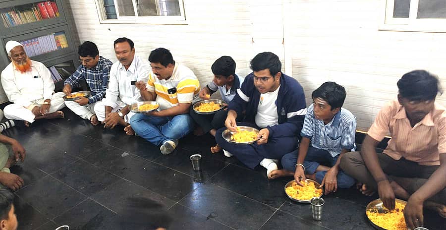 <div class="paragraphs"><p>ಬಸವಾಪಟ್ಟಣದ ಮೆಟ್ರಿಕ್ ಪೂರ್ವ ಬಾಲಕರ ವಿದ್ಯಾರ್ಥಿನಿಲಯಕ್ಕೆ ಸೋಮವಾರ ಅನಿರೀಕ್ಷಿತ ಭೇಟಿ ನೀಡಿದ ಜಿಲ್ಲಾ ಪಂಚಾಯಿತಿ ಸಿಇಒ ಗಿತ್ತೆ ಮಾಧವ ವಿಠ್ಠಲರಾವ್ ವಿದ್ಯಾರ್ಥಿಗಳೊಂದಿಗೆ ಉಪಾಹಾರ ಸೇವಿಸಿದರು</p></div>