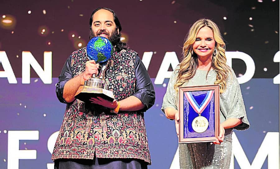 <div class="paragraphs"><p>ಅನಂತ್ ಅಂಬಾನಿ ಅವರು ಅಮೆರಿಕದ ಗ್ಲೋಬಲ್ ಹ್ಯೂಮನ್ ಸೊಸೈಟಿಯ ಸಿಇಒ ಡಾ. ರಾಬಿನ್ ಗ್ಯಾನ್ಜೆರ್ಟ್ ಅವರಿಂದ ವಿಶ್ವ ಮಾನವೀಯ ಪ್ರಶಸ್ತಿ ಸ್ವೀಕರಿಸಿದರು</p></div>