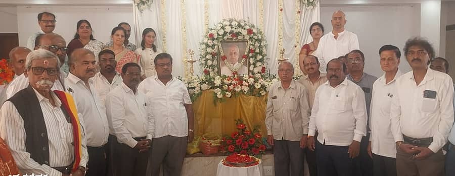 ರಾಮನಗರದ ರಾಯಲ್ ಕನ್ವೆನ್ಷನ್ ಹಾಲ್ನಲ್ಲಿ ಡಾ. ಕೆ.ಪಿ. ಹೆಗ್ಡೆ ಅಭಿಮಾನಿ ಬಳಗದ ವತಿಯಿಂದ ಇತ್ತೀಚೆಗೆ ನಿಧನರಾದ ಬಡವರ ವೈದ್ಯ ಖ್ಯಾತಿಯ ಡಾ.ಕೆ.ಪಿ. ಹೆಗ್ಡೆ ಅವರಿಗೆ ನುಡಿ ನಮನ ಕಾರ್ಯಕ್ರಮ ಜರುಗಿತು. ನಗರಸಭೆ ಅಧ್ಯಕ್ಷ ಕೆ. ಶೇಷಾದ್ರಿ ಶಶಿ, ಬಂಟರ ಸಂಘದ ಮಾಜಿ ಅಧ್ಯಕ್ಷ ಚಂದ್ರಹಾಸ ರೈ, ಹೆಗ್ಡೆ ಕುಟುಂಬದ ಸದಸ್ಯರು ಹಾಗೂ ವಿವಿಧ ಸಂಘ–ಸಂಘಟನೆಗಳ ಮುಖಂಡರು ಇದ್ದಾರೆ