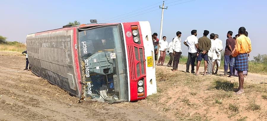 ದೇವದುರ್ಗ ತಾಲ್ಲೂಕಿನ ಅಂಚೆಸೂಗೂರು- ಅಂಜಳ ರಸ್ತೆ ಬಳಿ ಉರುಳಿದ ಬಸ್