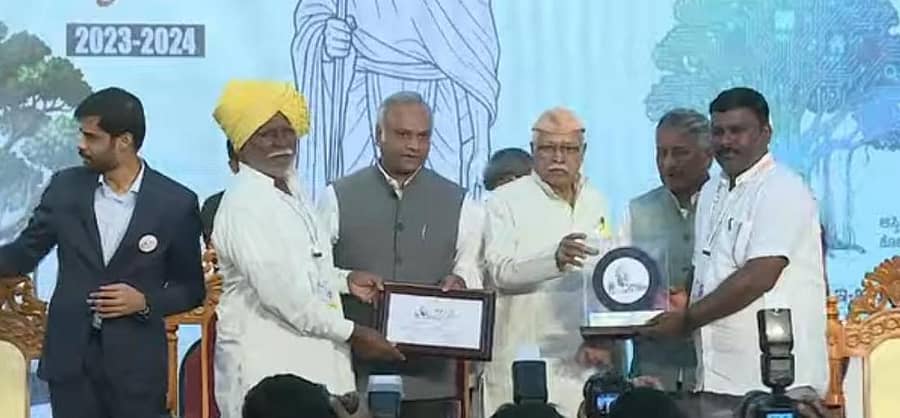 ಜಮಖಂಡಿ ತಾಲ್ಲೂಕಿನ ಮರೆಗುದ್ದಿ ಗ್ರಾಮ ಪಂಚಾಯತಿಗೆ ಬೆಂಗಳೂರಿನಲ್ಲಿ ಗ್ರಾಮೀಣಾಭಿವೃದ್ಧಿ ಸಚಿವ ಪ್ರೀಯಾಂಕ ಖರ್ಗೆ ಗಾಂಧಿ ಗ್ರಾಮ ಪುರಸ್ಕಾರ ಫಲಕ ನೀಡಿದರು