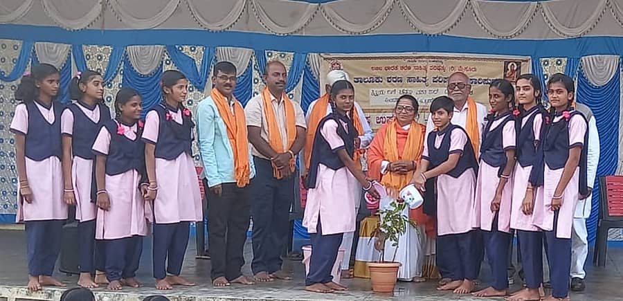 ಶಿಕಾರಿಪುರ ತಾಲ್ಲೂಕಿನ ಅಂಬಾರಗೊಪ್ಪದ ಕಿತ್ತೂರು ರಾಣಿ ಚೆನ್ನಮ್ಮ ವಸತಿ ಶಾಲೆಯಲ್ಲಿ ನಿಜಶರಣ ಅಂಬಿಗರ ಚೌಡಯ್ಯನ ಬದುಕು– ಬರಹ ಕುರಿತು ದತ್ತಿ ಉಪನ್ಯಾಸ ಕಾರ್ಯಕ್ರಮದ ಉದ್ಘಾಟನೆಯ ನೋಟ