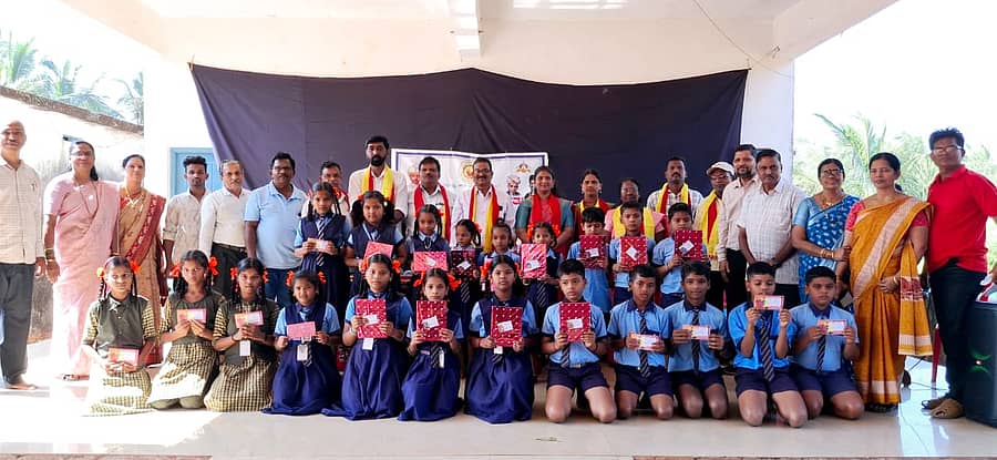 ಅಂಕೋಲಾ ತಾಲ್ಲೂಕಿನ ಸಕಲಬೇಣದ ಸರ್ಕಾರಿ ಶಾಲೆಯಲ್ಲಿ ಕಸಾಪ ತಾಲ್ಲೂಕು ಘಟಕದಿಂದ ಆಯೋಜಿಸಿದ್ದ ಚಿತ್ರಕಲಾ ಸ್ಪರ್ಧೆಯಲ್ಲಿ ವಿಜೇತ ಮಕ್ಕಳಿಗೆ ಬಹುಮಾನ ವಿತರಿಸಲಾಯಿತು