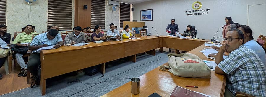ಚಾಮರಾಜನಗರದ ಜಿಲ್ಲಾ ಪಂಚಾಯಿತಿ ಕಚೇರಿ ಸಭಾಂಗಣದಲ್ಲಿ ತಾಲ್ಲೂಕು ಪಂಚಾಯಿತಿ ಇಒ, ಗ್ರಾಮೀಣ ಮತ್ತು ಪಂಚಾಯತ್ ರಾಜ್ ಇಲಾಖೆಯ ಸಹಾಯಕ ನಿರ್ದೇಶಕರು, ಲೆಕ್ಕಾಧಿಕಾರಿಗಳು, ತಾಲ್ಲೂಕು ಯೋಜನಾಧಿಕಾರಿ, ಗ್ರಾಮ ಪಂಚಾಯಿತಿ ಅಭಿವೃದ್ಧಿ ಅಧಿಕಾರಿಗಳೊಂದಿಗೆ ಪ್ರಗತಿ ಪರಿಶೀಲನಾ ಸಭೆ ನಡೆಯಿತು