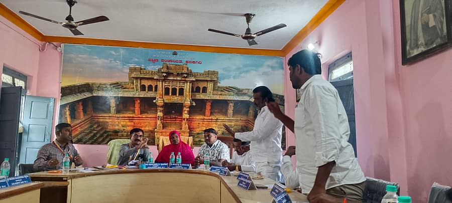 ಕನಕಗಿರಿ ಪಟ್ಟಣ ಪಂಚಾಯಿತಿ ಕಚೇರಿಯ ಸಭಾಂಗಣದಲ್ಲಿ ಅಧ್ಯಕ್ಷೆ ಹುಸೇನಬೀ ಅಧ್ಯಕ್ಷತೆಯಲ್ಲಿ ನಡೆದ ಸಾಮಾನ್ಯ ಸಭೆಯಲ್ಲಿ ಅಧಿಕಾರಿ ಹಾಗೂ ಸದಸ್ಯರ ಮಧ್ಯೆ ಚರ್ಚೆ ನಡೆಯಿತು