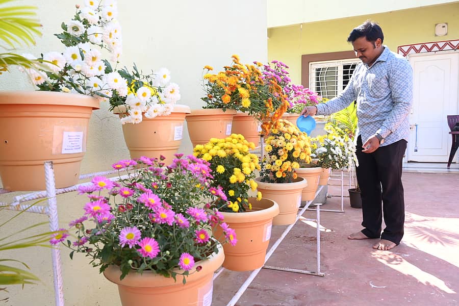ಹೂವಿನ ಗಿಡಗಳಿಗೆ ನೀರುಣಿಸುತ್ತಿರುವ ರೋಹಿತ್ ಜಿರೋಬೆ