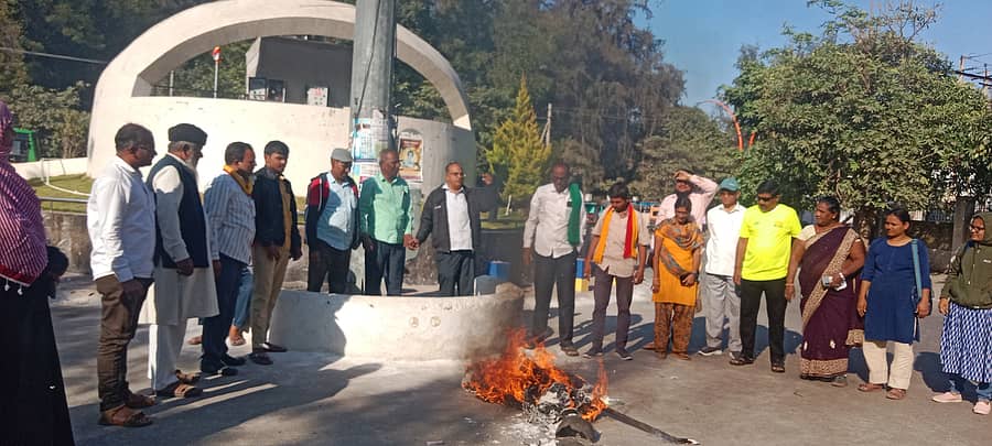 ವಿಜಯಪುರ ವೈದ್ಯಕೀಯ ಕಾಲೇಜು ಹೋರಾಟ ಸಮಿತಿ ಸದಸ್ಯರು ನಗರದ ಬಿ.ಆರ್.ಅಂಬೇಡ್ಕರ್ ವೃತ್ತದಲ್ಲಿ ಮಂಗಳವಾರ ಶಾಸಕ ಬಸನಗೌಡ ಪಾಟೀಲ ಯತ್ನಾಳ ಪ್ರತಿಕೃತಿ ದಹಿಸಿ ಆಕ್ರೋಶ ವ್ಯಕ್ತಪಡಿಸಿದರು