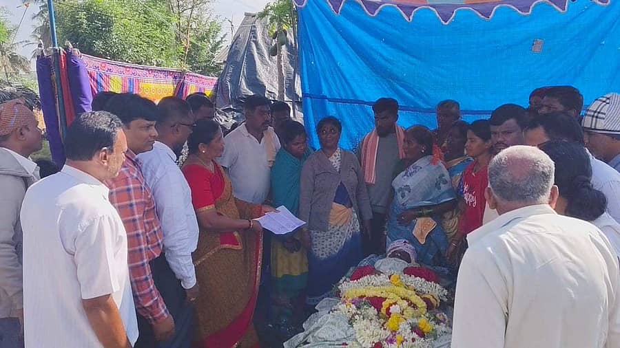 ಮದ್ದೂರು ತಾಲ್ಲೂಕಿನ ಕೊಪ್ಪ ಹೋಬಳಿಯ ಮರಳಿಗ ಗ್ರಾಮದಲ್ಲಿ ಮಂಗಳವಾರ ಮೃತ ಗ್ರಾಮ ಸಹಾಯಕ ವೆಂಕಟೇಶ್ ಅವರ ಕುಟುಂಬದ ಸದಸ್ಯರಿಗೆ ತಾಪಂ ಇಒ ರಾಮಲಿಂಗಯ್ಯ ಕರ ನಿರ್ಧರಣಾ ಪತ್ರವನ್ನು ವಿತರಿಸಿದರು. ತಹಶೀಲ್ದಾರ್ ಪರಶುರಾಮ್ ಸತ್ತಿಗೇರಿ, ಗ್ರಾ.ಪಂ ಅಧ್ಯಕ್ಷೆ ಸುನೀತಾ ಶ್ರೀನಿವಾಸ್, ಮುಖಂಡ ಮರಳಿಗ ಶಿವರಾಜು ಹಾಜರಿದ್ದರು