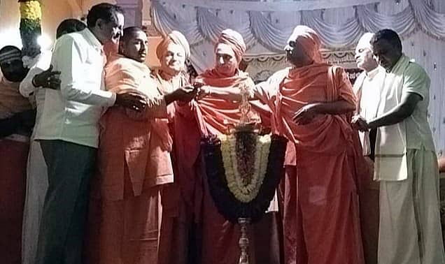 ಸೋಮವಾರಪೇಟೆ ತಾಲ್ಲೂಕಿನ ಆಲೂರುಸಿದ್ಧಾಪುರ ಮನೆಹಳ್ಳಿ ಮಠದಲ್ಲಿ ನಡೆದ ದೀಪೋತ್ಸವ ಕಾರ್ಯಕ್ರಮಕ್ಕೆ ವಿವಿಧ ಮಠಾಧೀಶರುಗಳು ಚಾಲನೆ ನೀಡಿದರು.