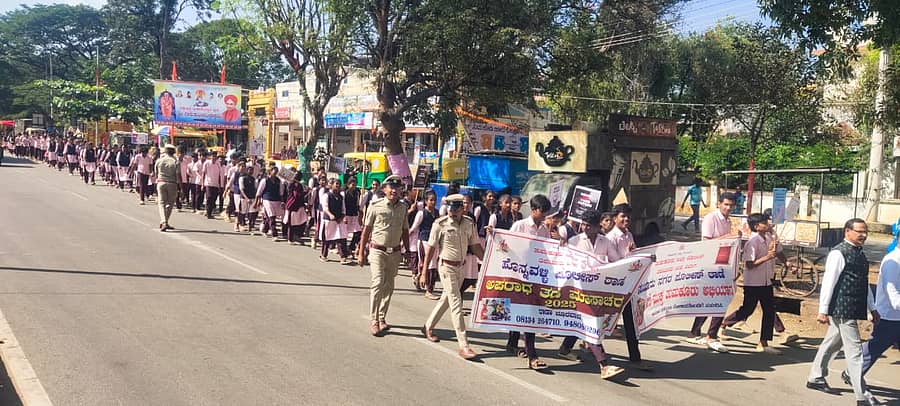 ತಿಪಟೂರಿನಲ್ಲಿ ಅಪರಾಧ ತಡೆ ಮಾಸಾಚರಣೆ, ನಶೆ ಮುಕ್ತ ಅಭಿಯಾನ ಪ್ರಯುಕ್ತ ವಿದ್ಯಾರ್ಥಿಗಳಿಂದ ಅರಿವು ಜಾಥಾ ನಡೆಯಿತು