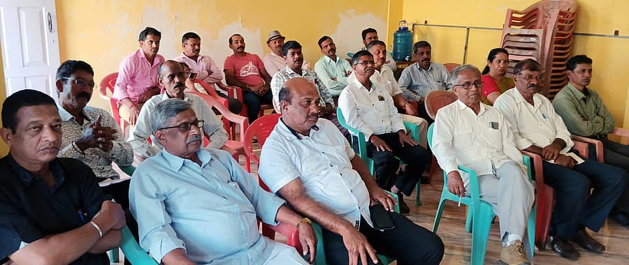 ಸೋಮವಾರಪೇಟೆ ಸಾಹಿತ್ಯ ಭವನದಲ್ಲಿ ಐಗೂರಿನಲ್ಲಿ ಫೆ.9ರಂದು ನಡೆಯುವ ತಾಲ್ಲೂಕು ಕನ್ನಡ ಸಾಹಿತ್ಯ ಸಮ್ಮೇಳನದ ಬಗ್ಗೆ ವಿವಿಧ ಸಮಿತಿಗಳ ಅಧ್ಯಕ್ಷರುಗಳ ಮತ್ತು ಪದಾಧಿಕಾರಿಗಳು ಸಭೆಯಲ್ಲಿ ಪಾಲ್ಗೊಂಡಿದ್ದ ವಿವಿಧ ಸಮಿತಿಗಳ ಪದಾಧಿಕಾರಿಗಳು.