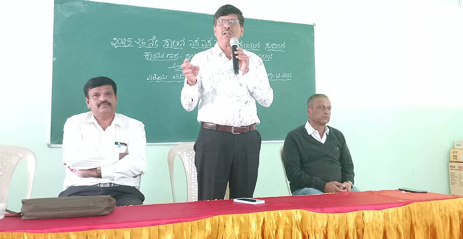 ಅರಸೀಕೆರೆಯ ಕೋಡಿಮಠದ ಬಸವೇಶ್ವರ ಪ್ರೌಢಶಾಲೆಯಲ್ಲಿ ನಡೆದ ಶಿಕ್ಷಕರ ಕಾರ್ಯಾಗಾರದಲ್ಲಿ ಕ್ಷೇತ್ರ ಶಿಕ್ಷಣಾಧಿಕಾರಿ ಮೋಹನ್ಕುಮಾರ್ ಮಾತನಾಡಿದರು