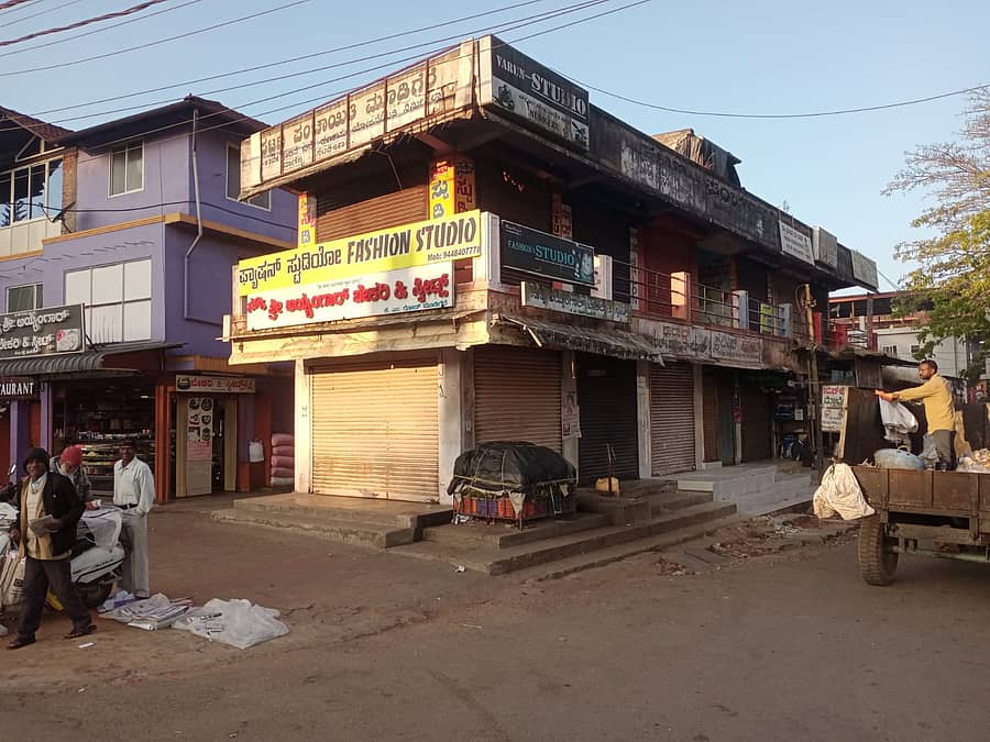 ಮೂಡಿಗೆರೆ ಪಟ್ಟಣದ ತತ್ಕೊಳ ರಸ್ತೆಯಲ್ಲಿರುವ ಪಟ್ಟಣ ಪಂಚಾಯಿತಿ ಅಂಗಡಿ ಮಳಿಗೆಗಳು