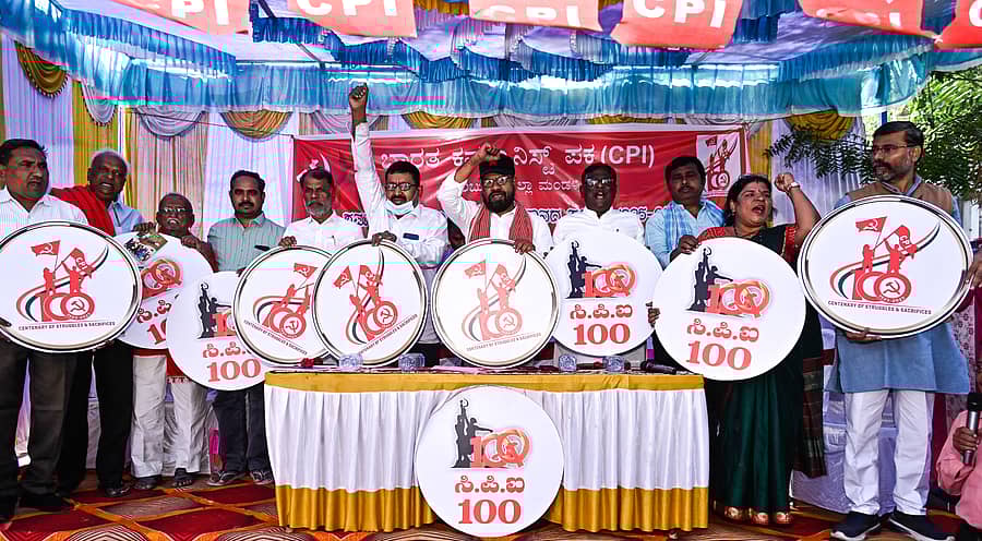 ಕಲಬುರಗಿಯ ಜಗತ್ ವೃತ್ತದ ಬಳಿ ಮಂಗಳವಾರ ಸಿಪಿಐ ಶತಮಾನೋತ್ಸವ ಅಂಗವಾಗಿ ಹಮ್ಮಿಕೊಂಡಿದ್ದ ಬಹಿರಂಗ ಸಭೆಯಲ್ಲಿ ಸಿಪಿಐ ಕಾರ್ಯದರ್ಶಿ ಸಾತಿ ಸುಂದರೇಶ ಅವರು ಪೋಸ್ಟರ್ ಬಿಡುಗಡೆ ಮಾಡಿದರು ಪ್ರಜಾವಾಣಿ ಚಿತ್ರ