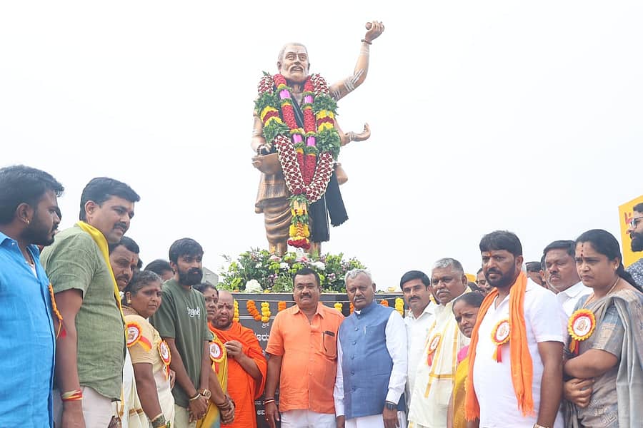 ಕನಕದಾಸರ ಪ್ರತಿಮೆಯನ್ನು ಎಸ್. ಟಿ. ಸೋಮಶೇಖರ್ ಜನಾರ್ಪಣೆ ಮಾಡಿದರು. ಈಶ್ವರಾನಂದ ಸ್ವಾಮೀಜಿ, ಆರ್. ಶಿವಮಾದಯ್ಯ ವೆಂಕಟೇಶ್ ಉಪಸ್ಥಿತರಿದ್ದರು