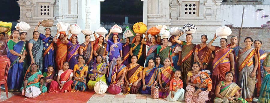 ಗುಳೇದಗುಡ್ಡದಲ್ಲಿ ಶರಣ ಸಂಗಮ ಸಮಾರಂಭದ ಅಂಗವಾಗಿ ನಡೆದ ಮಹಿಳೆಯರ ರೊಟ್ಟಿ ಜಾತ್ರೆ ಮೆರವಣಿಗೆ.