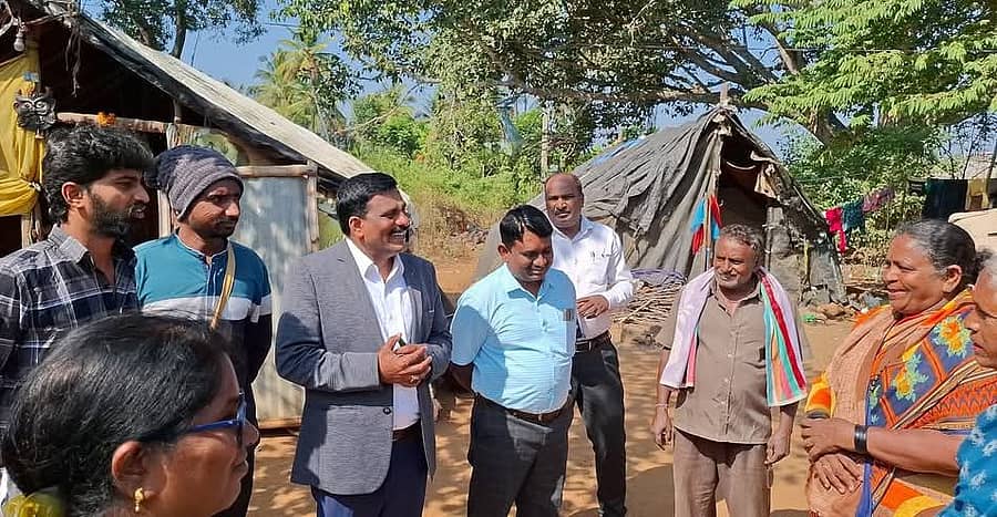 ದೊಡ್ಡಬಳ್ಳಾಪುರ ತಾಲ್ಲೂಕಿನ ಕೋಡಿಪಾಳ್ಯದಲ್ಲಿ ಗುಡಿಸಲು ಹಾಕಿಕೊಂಡಿರುವ ಸ್ಥಳಕ್ಕೆ ರಾಜ್ಯ ಮಕ್ಕಳ ಹಕ್ಕುಗಳ ರಕ್ಷಣಾ ಆಯೋಗದ ಅಧ್ಯಕ್ಷ ಶಶಿಧರ್ ಕೋಸಂಬೆ ಭೇಟಿ ನೀಡಿ ಮಾಹಿತಿ ಪಡೆದರು