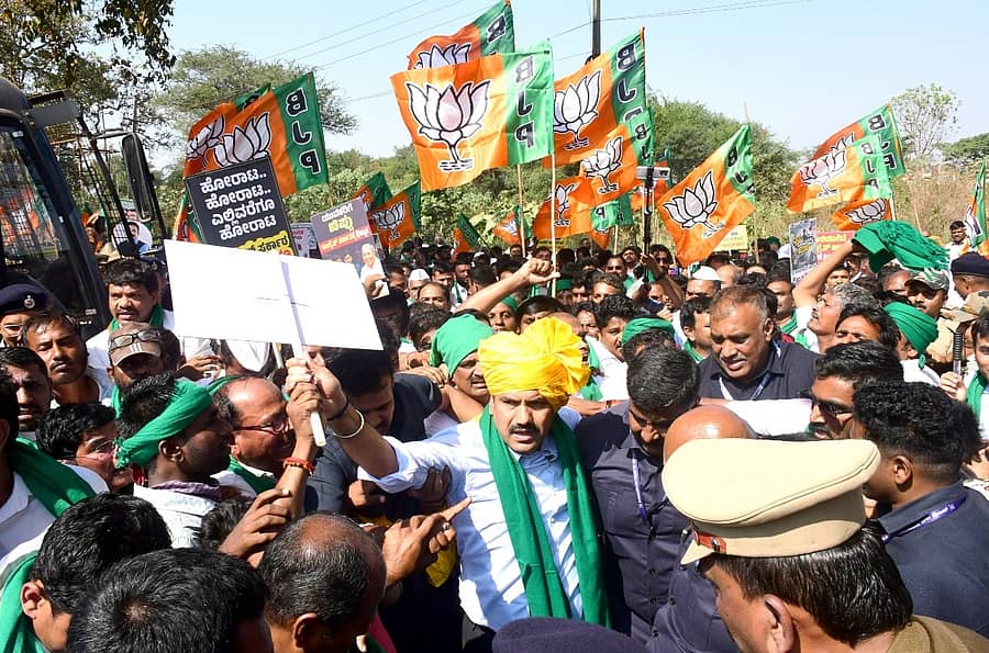 <div class="paragraphs"><p>ಬೆಳಗಾವಿಯ ಸುವರ್ಣ ವಿಧಾನಸೌಧಕ್ಕೆ ಮಂಗಳವಾರ ಮುತ್ತಿಗೆ ಹಾಕಲು ನುಗ್ಗಿದ ಬಿಜೆಪಿ ರಾಜ್ಯ ಘಟಕದ ಅಧ್ಯಕ್ಷ ಬಿ.ವೈ.ವಿಜಯೇಂದ್ರ ಅವರನ್ನು ಪೊಲೀಸರು ಹೊತ್ತೊಯ್ದು ವಶಕ್ಕೆ ಪಡೆದರು ಪ್ರಜಾವಾಣಿ ಚಿತ್ರ</p></div>