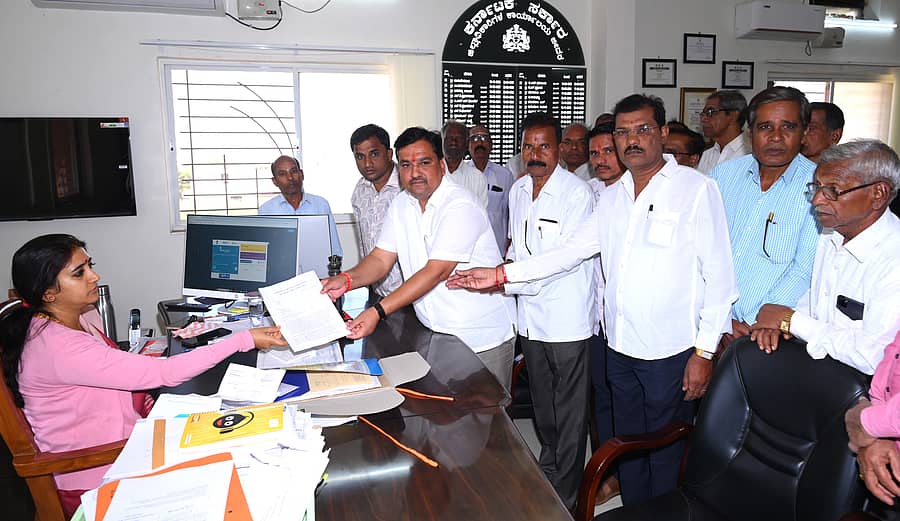 ವಿವಿಧ ಕಾಲೊನಿಯ ನಿವಾಸಿಗಳು ಜಿಲ್ಲಾಧಿಕಾರಿ ಶಿಲ್ಪಾ ಶರ್ಮಾ ಅವರಿಗೆ ಮನವಿ ಪತ್ರ ಸಲ್ಲಿಸಿದರು
