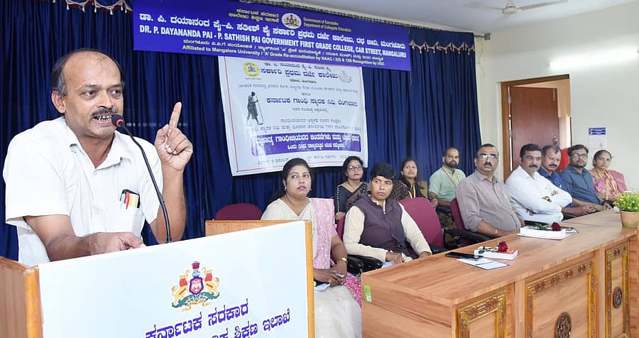 ಮಂಗಳೂರು ರಥಬೀದಿಯ ಡಾ. ಪಿ.ದಯಾನಂದ ಪೈ-ಪಿ. ಸತೀಶ್ ಪೈ ಸರ್ಕಾರಿ ಪ್ರಥಮ ದರ್ಜೆ ಕಾಲೇಜಿನಲ್ಲಿ ನಡೆದ ಯುವ ಸಮ್ಮೇಳನದಲ್ಲಿ ಅರವಿಂದ ಚೊಕ್ಕಾಡಿ ಮಾತನಾಡಿದರು