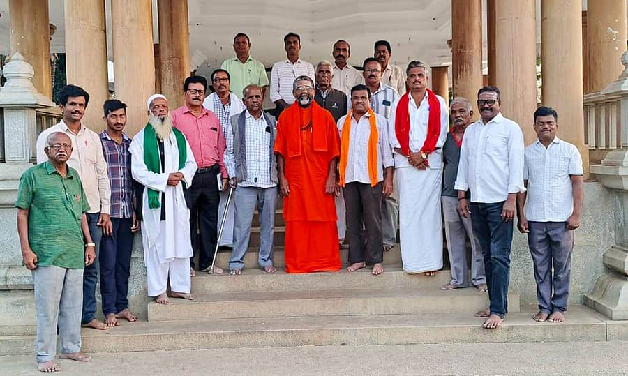 ಹೊಳಲ್ಕೆರೆಯ ಒಂಟಿ ಕಂಬದ ಮಠದಲ್ಲಿ ನಡೆದ ಉಳವಿ ಪಾದಯಾತ್ರೆ ಪೂರ್ವಭಾವಿ ಸಭೆಯಲ್ಲಿ ತಿಪ್ಪೇರುದ್ರ ಸ್ವಾಮೀಜಿ ಪಾಲ್ಗೊಂಡಿದ್ದರು