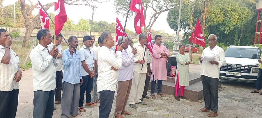 ತಹಶೀಲ್ದಾರ್ ಕಚೇರಿ ಎದುರು ಸಿಪಿಎಂ ವತಿಯಿಂದ ಪ್ರಚಾರಾಂದೋಲನ, ಪ್ರತಿಭಟನೆ ನಡೆಯಿತು