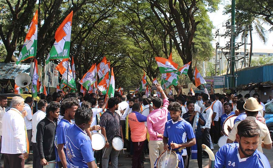 ದೊಡ್ಡಬಳ್ಳಾಪುರ ಬಾಶೆಟ್ಟಿಹಳ್ಳಿ ಪಟ್ಟಣ ಪಂಚಾಯಿತಿ ಚುನಾವಣೆಗೆ ಕಾಂಗ್ರೆಸ್ ಕಾರ್ಯಕರ್ತರು ಮಂಗಳವಾರ ಮೆರವಣಿಗೆಯಲ್ಲಿ ತೆರಳಿ ನಾಮಪತ್ರ ಸಲ್ಲಿಸಿದರು