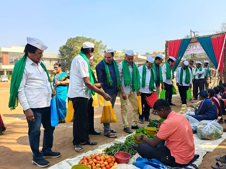 ನಿಪ್ಪಾಣಿಯ ವಿಎಸ್ಎಂನ ಜಿ.ಐ. ಬಾಗೇವಾಡಿ ಸಂಯುಕ್ತ ಪದವಿಪೂರ್ವ ಮಹಾವಿದ್ಯಾಲಯದ ಪ್ರೌಢಶಾಲಾ ವಿಭಾಗದಲ್ಲಿ ಆಯೋಜಿಸಿದ್ದ ಕೃಷಿ ಉತ್ಸವದಲ್ಲಿ ಆಡಳಿತ ಮಂಡಳಿಯ ನಿರ್ದೇಶಕರು ವಿದ್ಯಾರ್ಥಿಗಳಿಂದ ತರಕಾರಿಗಳನ್ನು ಕೊಂಡುಕೊಂಡರು