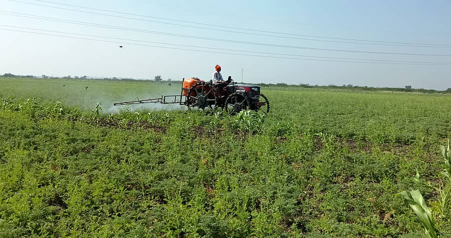 ಗಜೇಂದ್ರಗಡ ಸಮೀಪದ ಜಮೀನೊಂದರಲ್ಲಿ ಕಡಲೆ ಬೆಳೆಯಲ್ಲಿನ ಕೀಟಗಳ ನಿಯಂತ್ರಣಕ್ಕೆ ರೈತರು ಕೀಟನಾಶಕ ಸಿಂಪಡಿಸುತ್ತಿರುವುದು