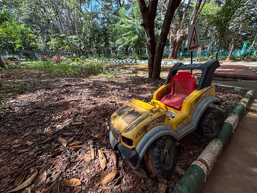 <div class="paragraphs"><p>ಬಾಲಭವನದ ಆವರಣದಲ್ಲಿನ ಟ್ರಾಫಿಕ್ ಉದ್ಯಾನದಲ್ಲಿನ ಹಾಳಾಗಿರುವ ವಾಹನ </p></div>