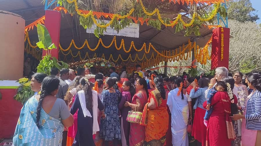 ನಾಗರಹೊಳೆ ರಾಷ್ಟ್ರೀಯ ಉದ್ಯಾನವನದ ಆನೆಚೌಕೂರು ಮೀಸಲು ಅರಣ್ಯ ವ್ಯಾಪ್ತಿಯರುವ ಮುತ್ತುರಾಯಸ್ವಾಮಿ ದೇವಸ್ಥಾನದಲ್ಲಿ ನಡೆದ 32ನೇ ಜಾತ್ರಾ ಮಹೋತ್ಸವದಲ್ಲಿ ಹೆಚ್ಚಿನ ಸಂಖ್ಯೆಯಲ್ಲಿ ಮಹಿಳೆಯರು ಸೇರಿದ್ದರು