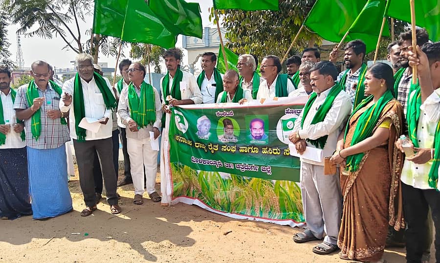 ಮೊಳಕಾಲ್ಮುರಿನ ಅಬಕಾರಿ ಇಲಾಖೆ ಕಚೇರಿ ಎದುರು ಮಂಗಳವಾರ ರಾಜ್ಯ ರೈತಸಂಘದ ನೇತೃತ್ವದಲ್ಲಿ ಪ್ರತಿಭಟನೆ ನಡೆಯಿತು.