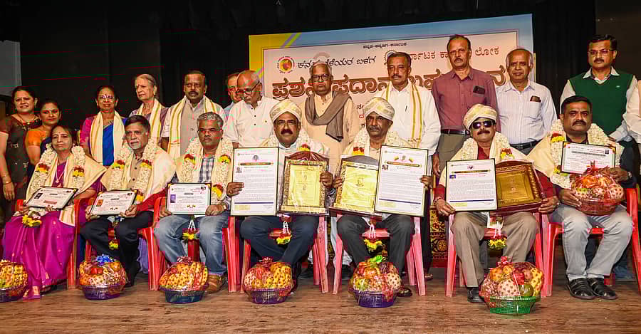 <div class="paragraphs"><p>ಎಸ್.ವಿಜಯ ಗುರುರಾಜ, ಸತ್ಯೇಶ್ ಎನ್. ಬೆಳ್ಳೂರ್, ಚ.ಹ.ರಘುನಾಥ್ ಅವರಿಗೆ ಹಾಮಾನಾ ಕನ್ನಡ ಜಾಗೃತಿ ಪುಸ್ತಕ ಬಹುಮಾನ, ಟಿ.ತಿಮ್ಮೇಶ್ ಅವರಿಗೆ ಕನ್ನಡ ಚಿರಂಜೀವಿ ಪ್ರಶಸ್ತಿ, ಹಿ.ಚಿ. ಬೋರಲಿಂಗಯ್ಯ ಅವರಿಗೆ ಡಾ.ಎಂ.ಚಿದಾನಂದಮೂರ್ತಿ ಕನ್ನಡ ಸಂಸ್ಕೃತಿ ಪ್ರಶಸ್ತಿ, ಅ.ಕೃ. ಸೋಮಶೇಖರ್ ಅವರಿಗೆ ಕನ್ನಡ ಅರವಿಂದ ಪ್ರಶಸ್ತಿ ಪ್ರದಾನ ಮಾಡಲಾಯಿತು.</p></div>