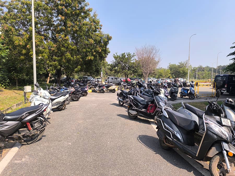 ಜಿಲ್ಲಾಡಳಿತ ಭವನದ ಎದುರು ವಾಹನಗಳನ್ನು ಹೇಗೆಂದರೆ ಹಾಗೆ ನಿಲ್ಲಿಸಿರುವುದು