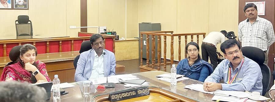 ಹಾವೇರಿ ಜಿಲ್ಲಾಧಿಕಾರಿ ಕಚೇರಿ ಸಭಾಂಗಣದಲ್ಲಿ ‘ಪಲ್ಸ್ ಪೋಲಿಯೊ’ ಕಾರ್ಯಕ್ರಮದ ಪೂರ್ವ ಸಿದ್ಧತಾ ಸಭೆ ಮಂಗಳವಾರ ನಡೆಯಿತು