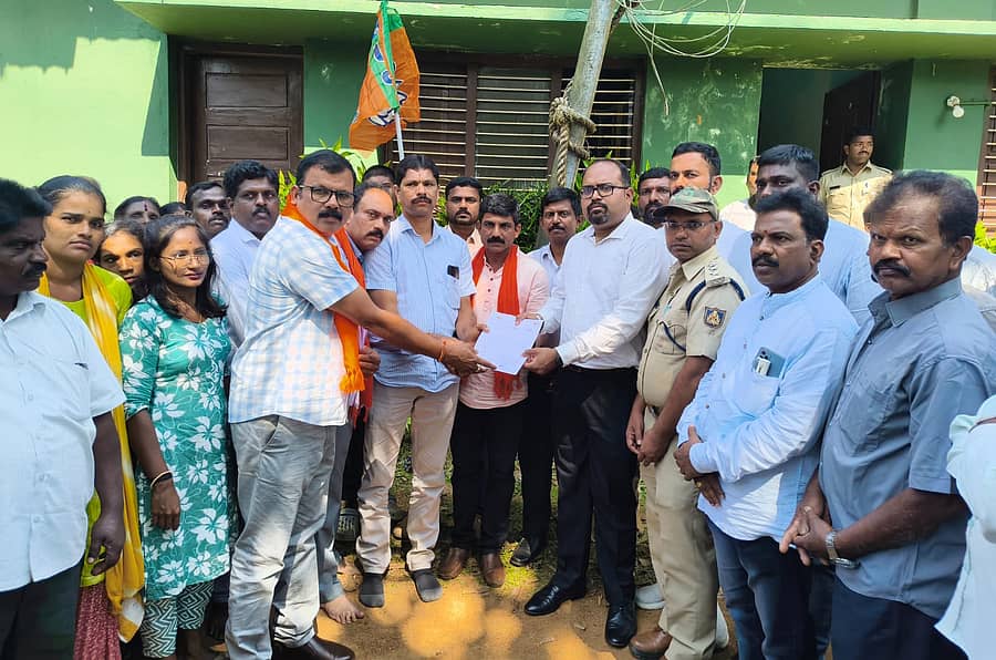 ಶೃಂಗೇರಿಯ ಕೆರೆಕಟ್ಟೆಯ ಅರಣ್ಯ ಇಲಾಖೆ ಮುಂಭಾಗ ಕಾಣಿಸಿಕೊಂಡ ಕಾಡಾನೆಯನ್ನು ಸೆರೆ ಹಿಡಿಯಬೇಕೆಂದು ಒತ್ತಾಯಿಸಿ ಬಿಜೆಪಿ ತಾಲ್ಲೂಕು ಘಟಕದಿಂದ ಆಯೋಜಿಸಿದ್ದ ಪ್ರತಿಭಟನೆಯಲ್ಲಿ, ಮನವಿ ಪತ್ರವನ್ನು ಅರಣ್ಯ ಇಲಾಖೆಯ ವನ್ಯಜೀವಿ ವಿಭಾಗದ ಡಿ.ಎಫ್.ೊ ಸಿವರಾಮ್ ಬಾಬು, ಆರ್.ಎಫ್.ಒ ಅನಿಲ್ ಕುಮಾರ್ ಅವರಿಗೆ ನೀಡಿದರು