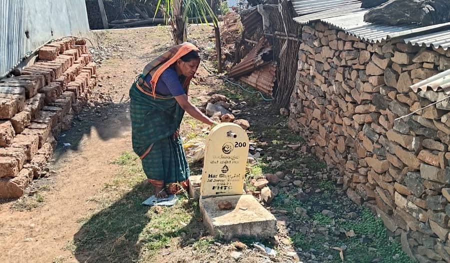ಔರಾದ್ ತಾಲ್ಲೂಕಿನ ಬೋರಾಳ ಗ್ರಾಮದ ಮಹಿಳೆಯೊಬ್ಬರು ತಮ್ಮ ಮನೆಗೆ ಜೆಜೆಎಂ ನೀರು ಬರುತ್ತಿಲ್ಲ ಎಂದು ತೋರಿಸಿದರು