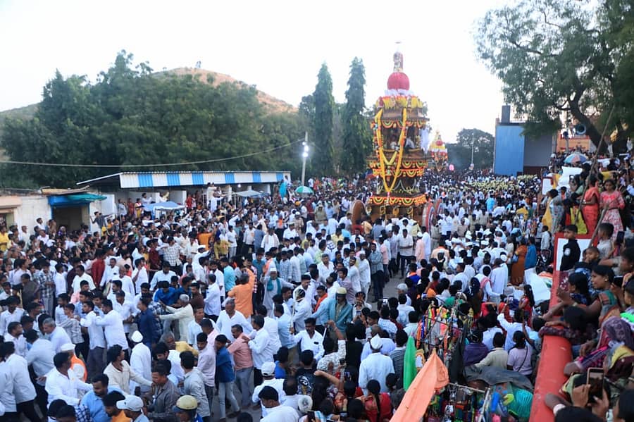ಬಾಗಲಕೋಟೆ ತಾಲ್ಲೂಕಿನ ಮುಚಖಂಡಿ ಗ್ರಾಮದ ವೀರಭದ್ರೇಶ್ವರ ರಥೋತ್ಸವ ಮಂಗಳವಾರ ಅದ್ದೂರಿಯಾಗಿ ಜರುಗಿತು