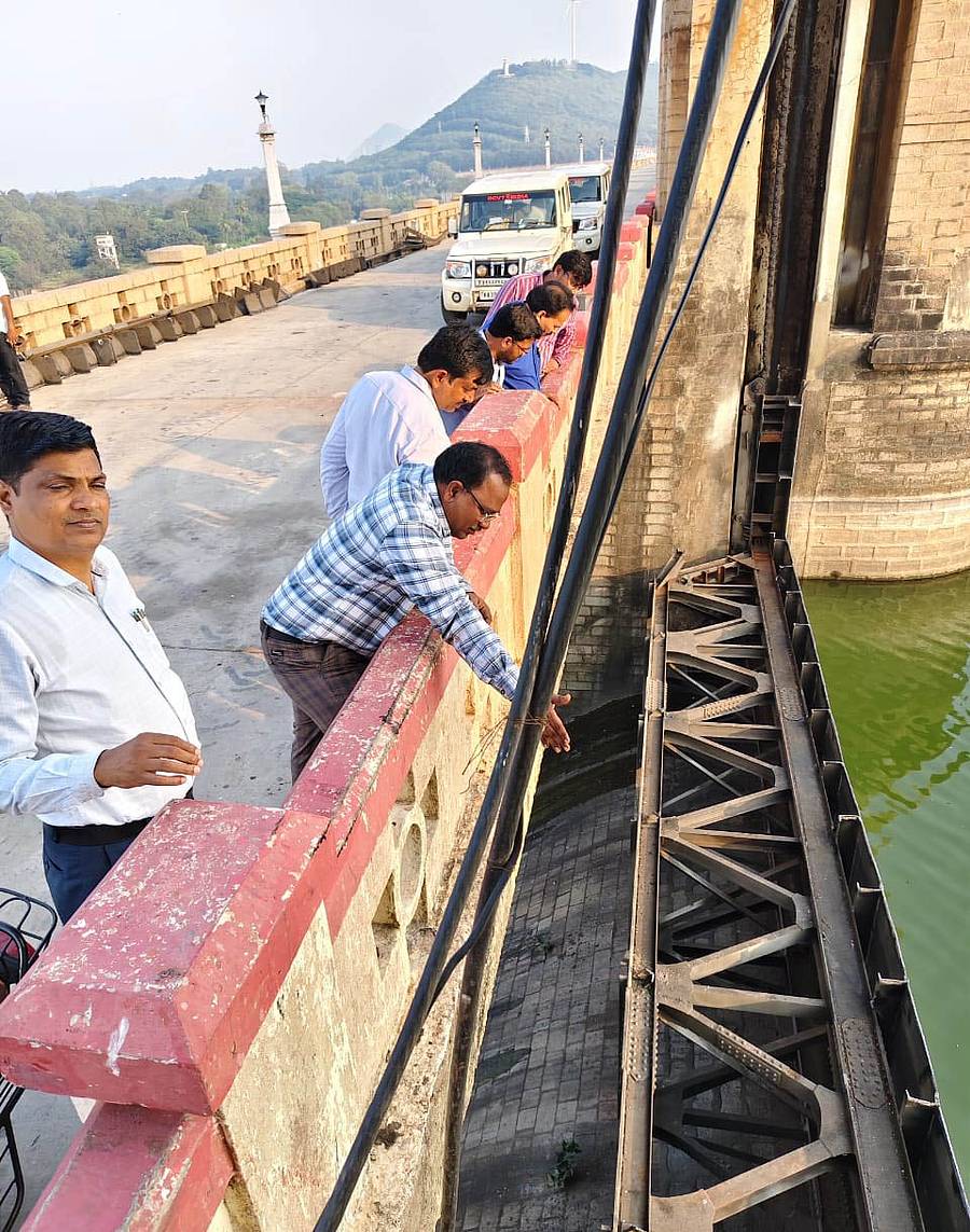 ಹೊಸಪೇಟೆ ಸಮೀಪದ ತುಂಗಭದ್ರಾ ಜಲಾಶಯಕ್ಕೆ ಕ್ರೆಸ್ಟ್ ಗೇಟ್ಗಳನ್ನು ಅಳವಡಿಸುವ ಕಾರ್ಯ ಮಂಗಳವಾರ ಆರಂಭವಾಯಿತು