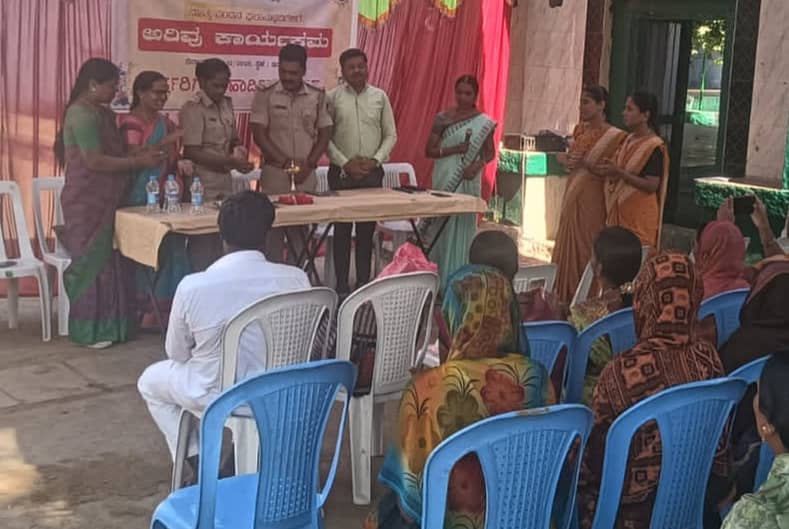 ಆನ್ಲೈನ್ ವಂಚನೆ ಕುರಿತು ಮಾತೃವಂದನಾ ಫಲಾನುಭವಿಗಳಿಗೆ ಮಂಗಳವಾರ ವಾಡಿ ಪಿಎಸ್ಐ ತಿರುಮಲೇಶ.ಕೆ ಇಂಗಳಗಿ ಗ್ರಾಮದ ಸಭೆಯೊಂದರಲ್ಲಿ ಮಾಹಿತಿ ನೀಡಿದರು