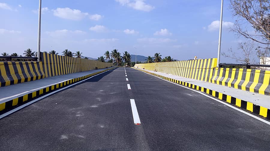 ಚನ್ನಪಟ್ಟಣದ ಎಲೆಕೇರಿ ಬಳಿ ನಿರ್ಮಾಣವಾಗಿರುವ ಸುಸಜ್ಜಿತ ರೈಲ್ವೆ ಮೇಲ್ಸೇತುವೆ ಮತ್ತು ರಸ್ತೆ