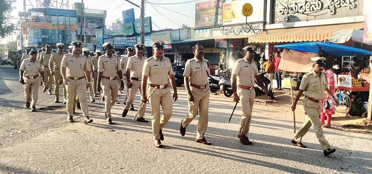 ಕೆ.ಆರ್.ನಗರ ಪಟ್ಟಣದಲ್ಲಿ ನಡೆಯುವ ಹನುಮ ಜಯಂತಿ ಹಿನ್ನೆಲೆಯಲ್ಲಿ ಡಿವೈಎಸ್ಪಿ ರಾಜಣ್ಣ ನೇತೃತ್ವದಲ್ಲಿ ಮಂಗಳವಾರ ಪೊಲೀಸ್ ಪಥಸಂಚಲನ ನಡೆಯಿತು
