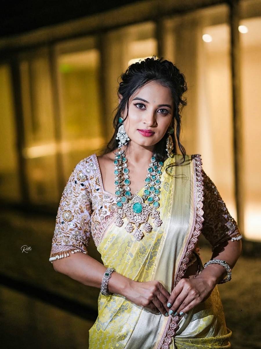 <div class="paragraphs"><p>ಸೀರೆಯಲ್ಲಿ ನಾರಿ</p><p></p></div>